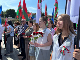 "Книга памяти" у монумента Победы