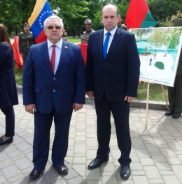 Торжественная церемония возложения венков и цветов по случаю 206-й годовщины провозглашения независимости Боливарианской Республики Венесуэла в сквере имени Симона Боливара