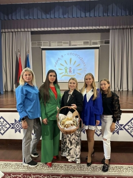 Семейный конкурс &laquo;Счастливы вместе&raquo;. Молодые семьи, проживающие во Фрунзенском районе, продемонстрировали свои таланты в творческих и спортивных конкурсах, приуроченных ко Дню народного единства