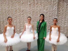 С поздравлениями ко всем педагогам, и в частности, Белорусской государственной хореографической гимназии-колледжа обратилась заместитель председателя  Фрунзенской &laquo;Белой Руси&raquo; Анастасия Каленчик